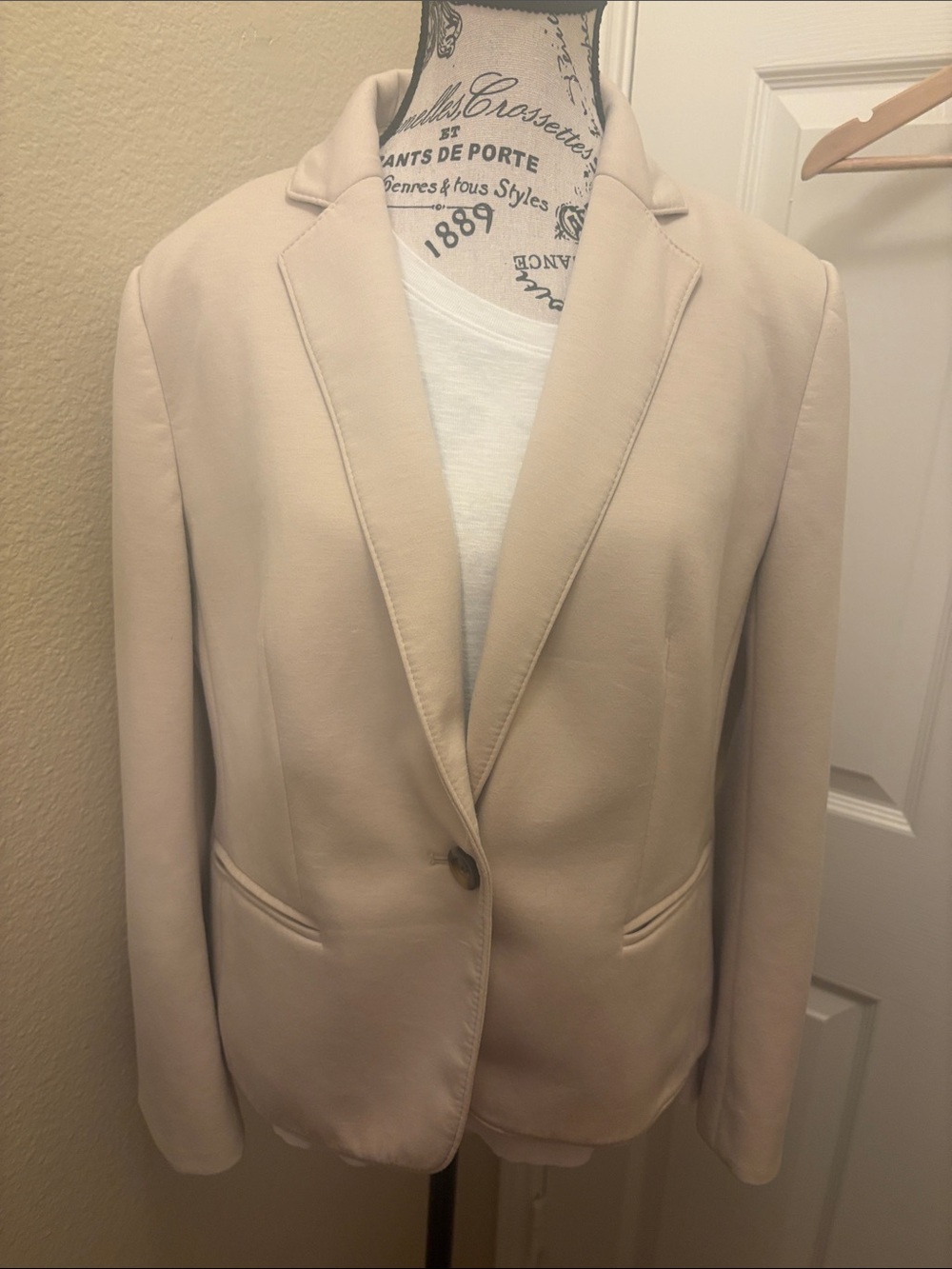 Ann Taylor Beige Single-Button Tailored Blazer A107